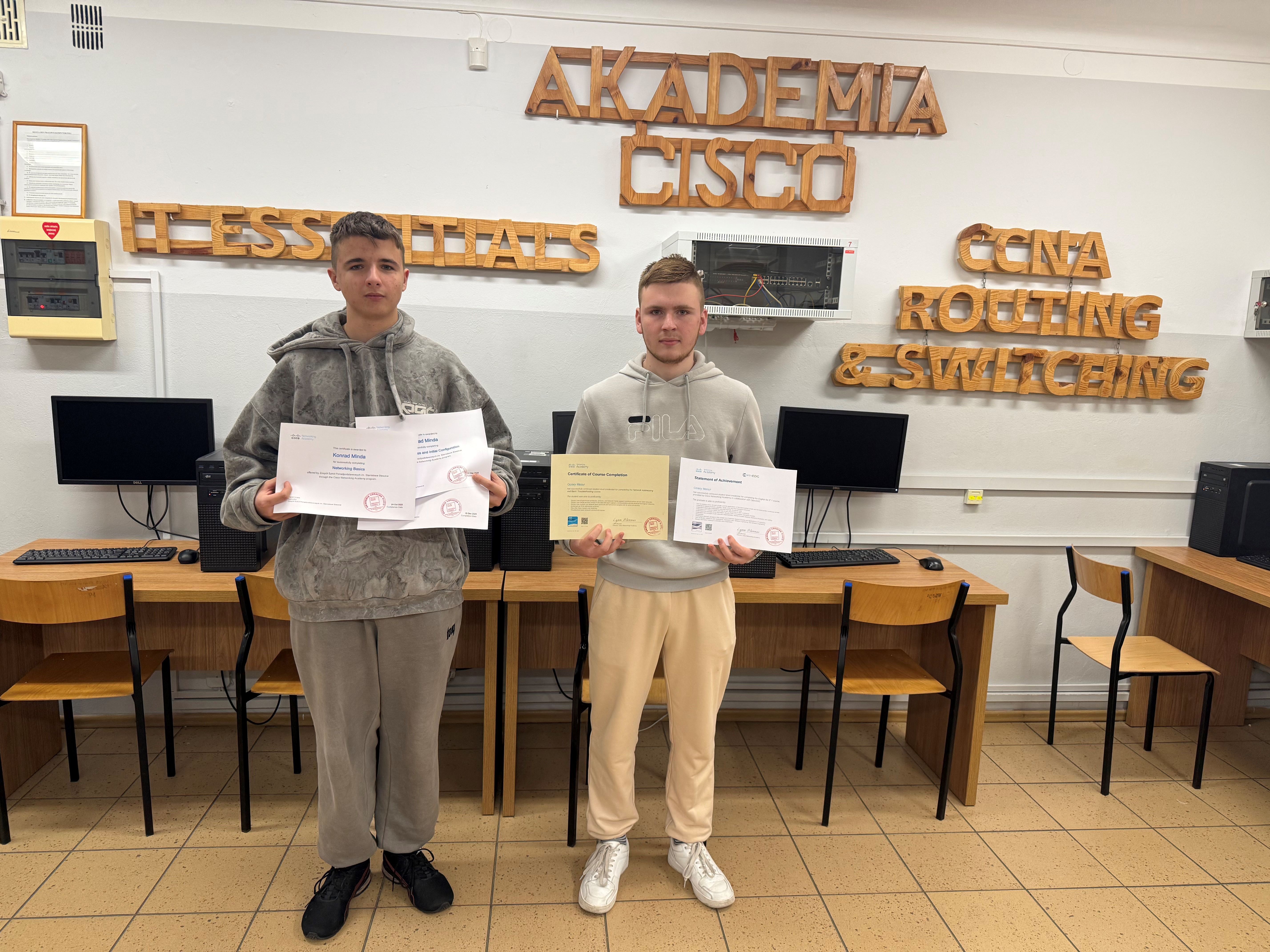 Informatycy z klasy  III TI i III TI OPW ze Staszica z kolejnymi certyfikatami Akademii CISCO! 