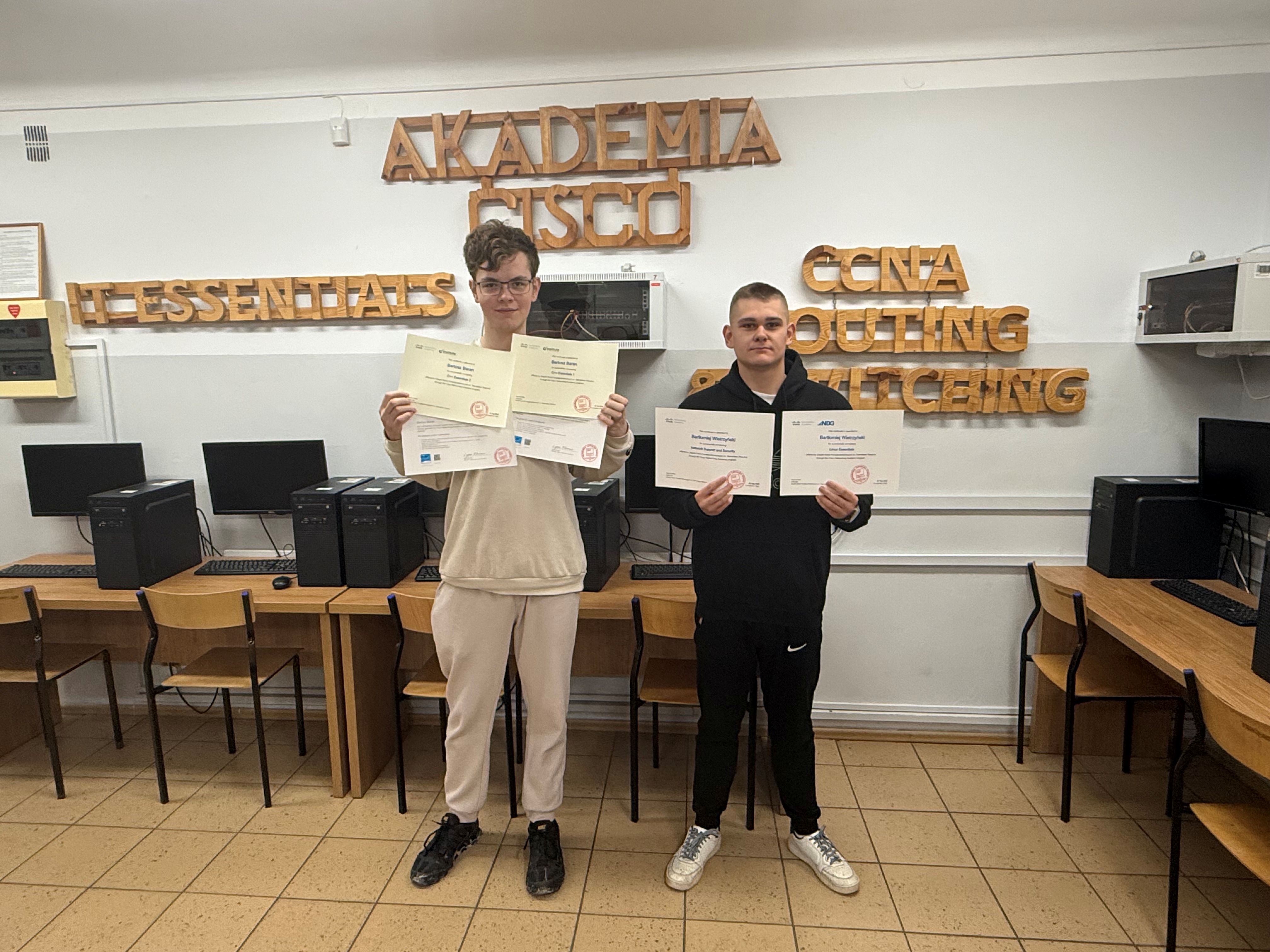 Kolejne sukcesy informatyków ze Staszica z klasy  IV TI w Akademii CISCO!
