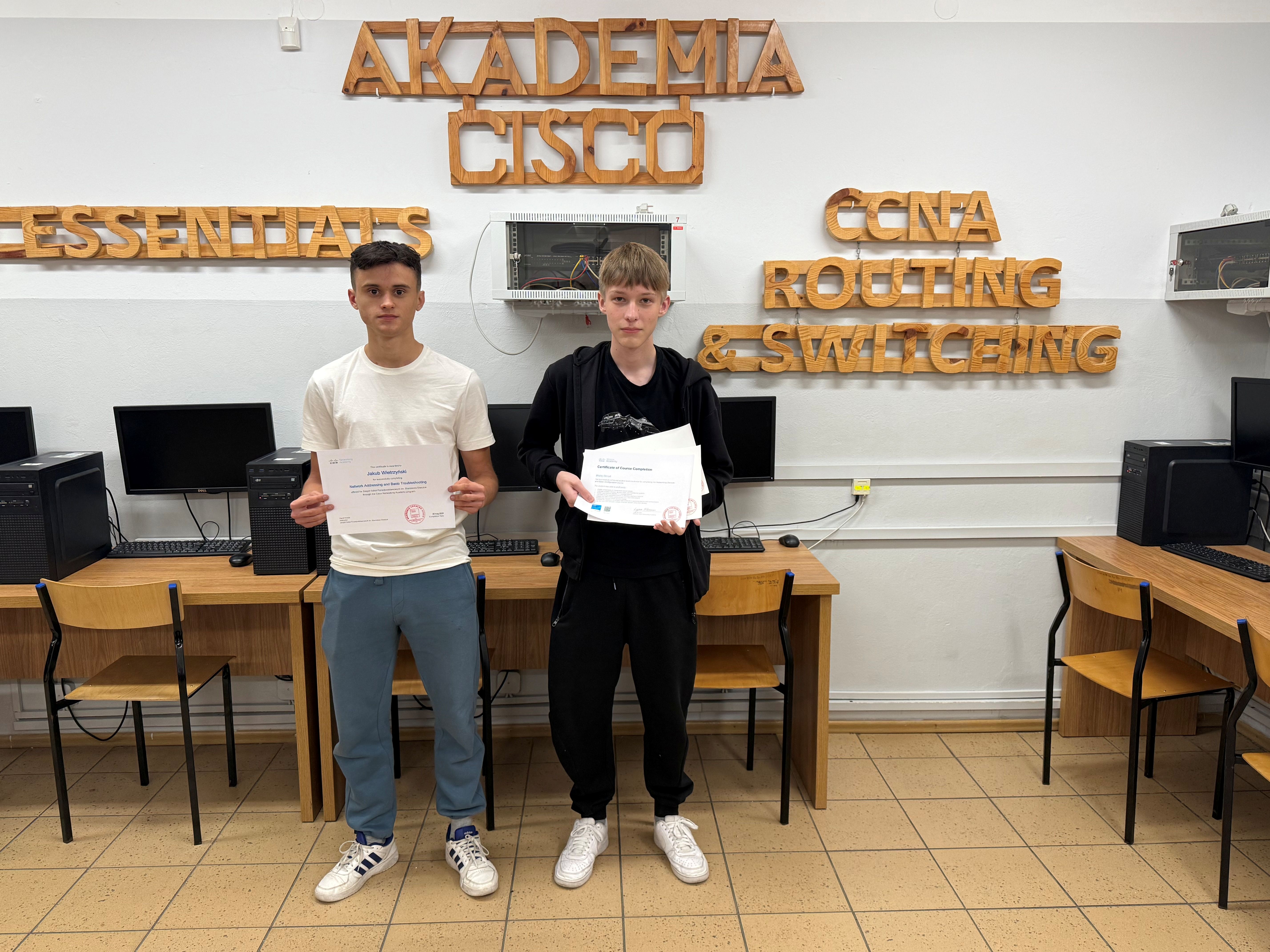 Informatycy z klasy  III TI ze Staszica z kolejnymi certyfikatami Akademii CISCO!