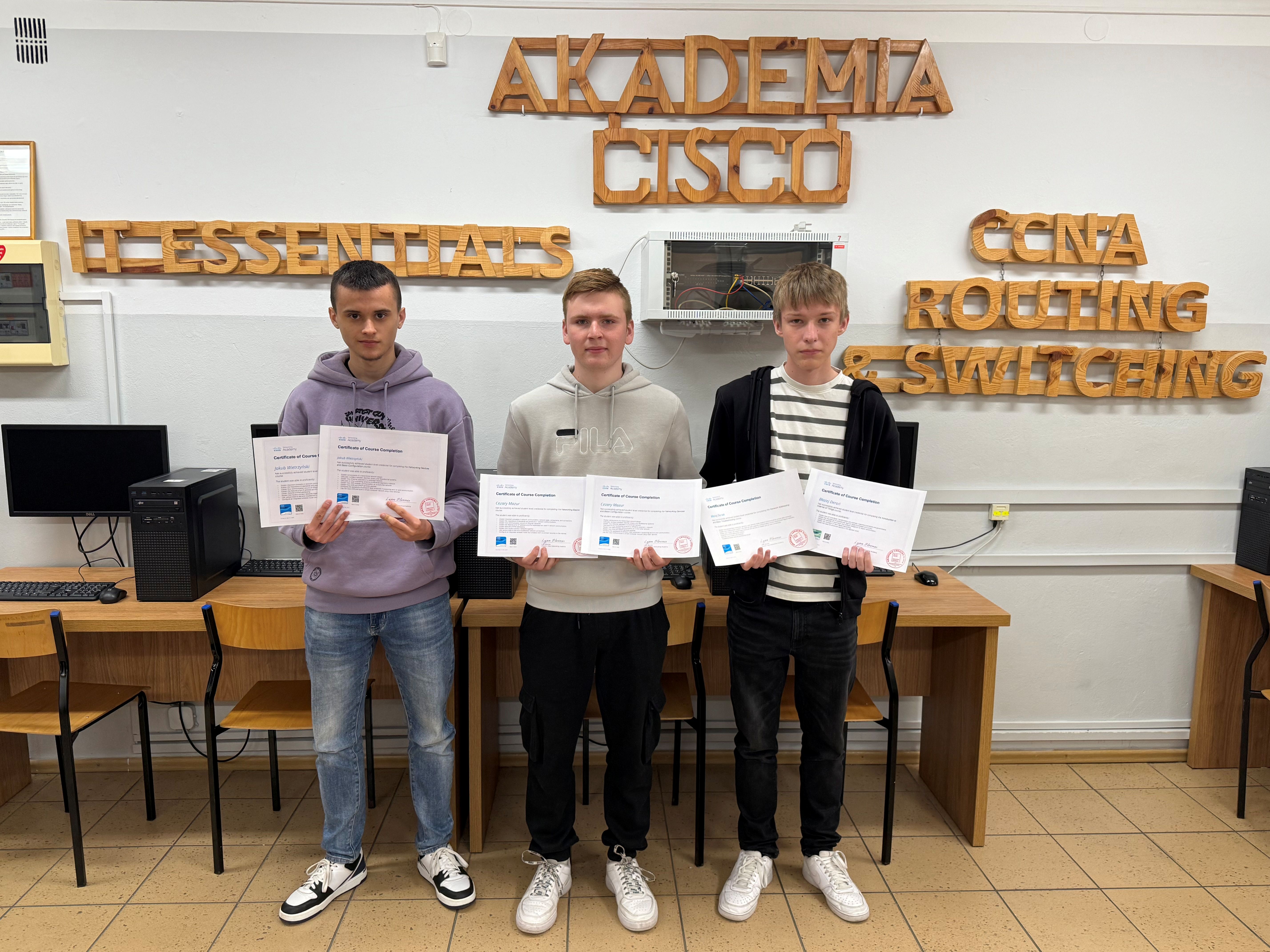 Informatycy z klasy  II TI ze Staszica z kolejnymi certyfikatami Akademii CISCO! 
